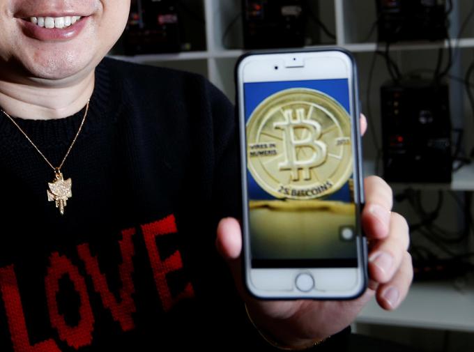 Poročevalec Forbsa je Smitha prosil, naj dokaže, da je res bitcoin milijonar, ne sin kakšnega bogatega podjetnika, ki potuje na stroške staršev. Smith mu je pokazal svojo digitalno denarnico, v kateri je danes še tisoč bitcoinov. Pred tem ga je prosil, naj mu iz varnostnih razlogov preda svoj pametni telefon. Zelo ga je namreč strah, da bi prek tehnologije NFC, ki omogoča brezstično komunikacijo med napravami, nekdo poskusil ukrasti njegov zasebni ključ za dostop do bitcoinov. (Fotografija je simbolična.) | Foto: Reuters