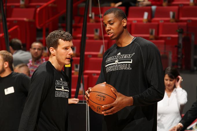 Ob Dragiću bo glavno orožje Miamija Hassan Whiteside (desno). | Foto: Guliverimage/Getty Images