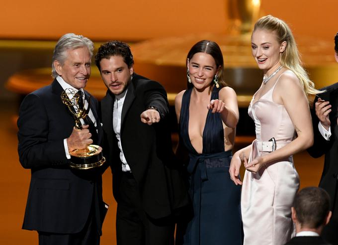 Kit Harington, Emilia Clarke in Sophie Turner iz Igre prestolov z Michaelom Douglasom, ki jim je podelil emmyja za najboljšo dramsko serijo. | Foto: Getty Images