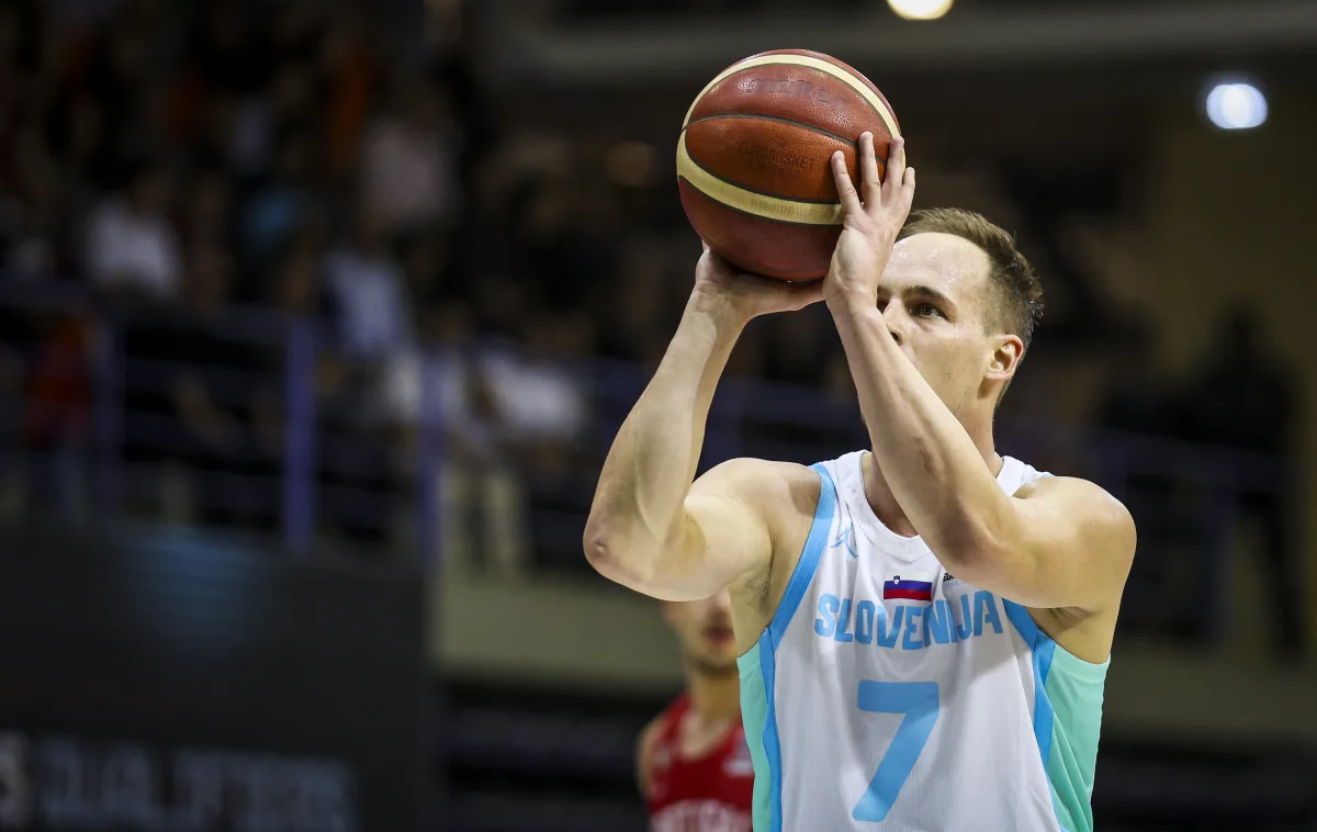 Portugalska Slovenija Klemen Prepelič | Klemen Prepelič je bil s 14 točkami edini s pozitivno oceno v prvem polčasu. | Foto FIBA