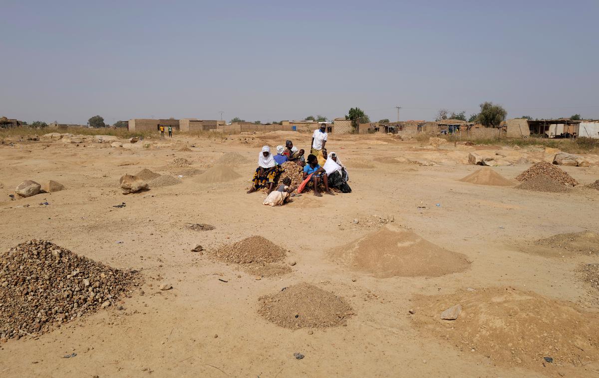 Burkina Faso | Podobno naj bi se naslednji dan zgodilo drugi skupini žensk nekoliko severneje. "V obeh skupinah je nekaj ženskam uspelo pobegniti in so se peš vrnile v vas," je povedal neimenovani vir. "Mislimo, da so jih ugrabitelji odpeljali v svoja oporišča," je dodal. (Fotografija je simbolična.) | Foto Reuters