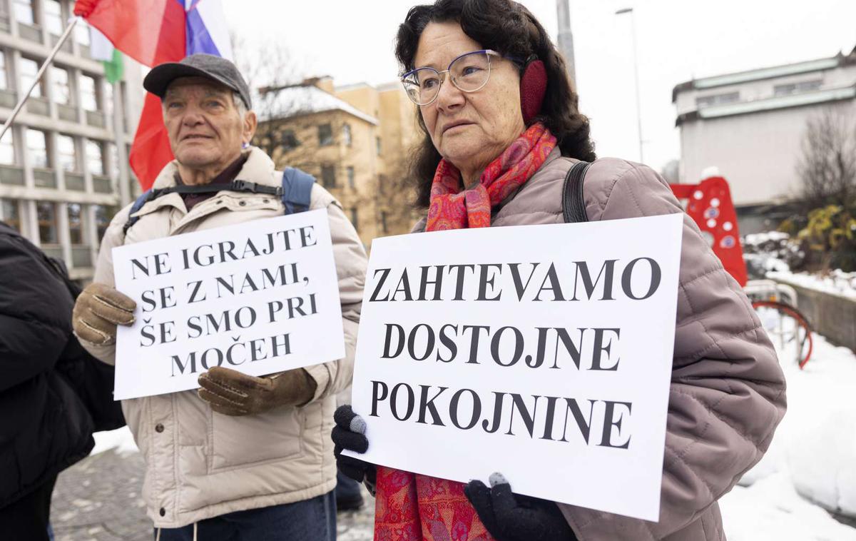 Upokojenci | V Ljudski iniciativi Glas upokojencev Slovenije med drugim zahtevajo, da se v ustavo kot pravica upokojencev vpišeta 13. pokojnina in pravica do letnega dodatka v višini ene upokojenčeve pokojnine, zahtevajo. | Foto STA