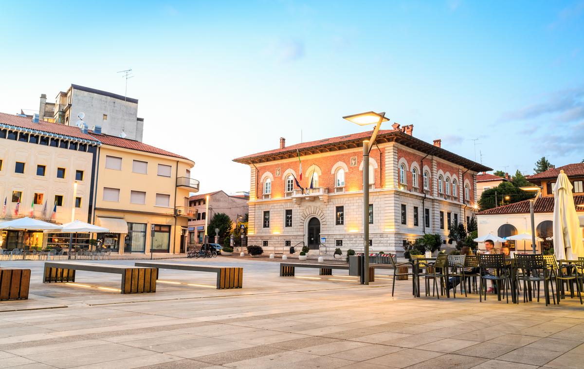 Tržič, Italija | Mesto je že lani uvedlo prepoved odmetavanja cigaretnih ogorkov na ulice. | Foto Shutterstock