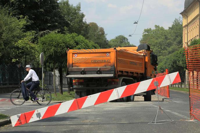 Zapora. Gradbena dela. | Dela bodo v celoti zaključena v prvi polovici junija.  | Foto STA