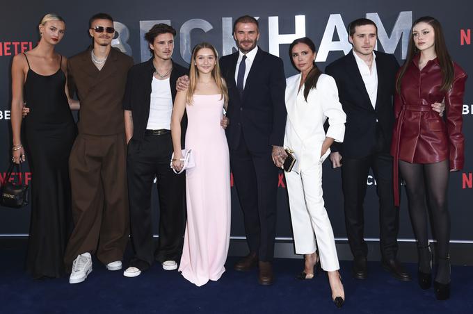 Družina Beckham (od leve proti desni): Romeo s partnerko Mio Regan, Cruz, Harper, David, Victoria, Brooklyn in Nicole Peltz Beckham. | Foto: Guliverimage