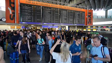 Prenos tekočin na letališčih v EU začasno znova povsod omejen na sto mililitrov