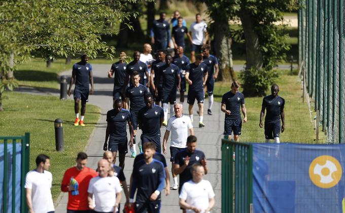 Francoski nogometaši in strokovni štab na poti na zadnji trening pred velikim finalom. | Foto: 