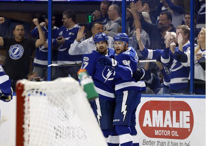 Steven Stamkos (desno) je k zmagi Tampa Bay Lightning z 8:5 nad Florido prispeval dva zadetka. | Foto: Reuters