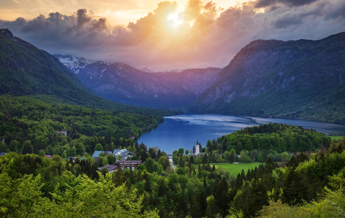 Bohinjsko jezero | V Bohinju načrtujejo tudi ureditev povsem novih parkirišč, ki pa bi bila precej oddaljena od jezera. | Foto Shutterstock