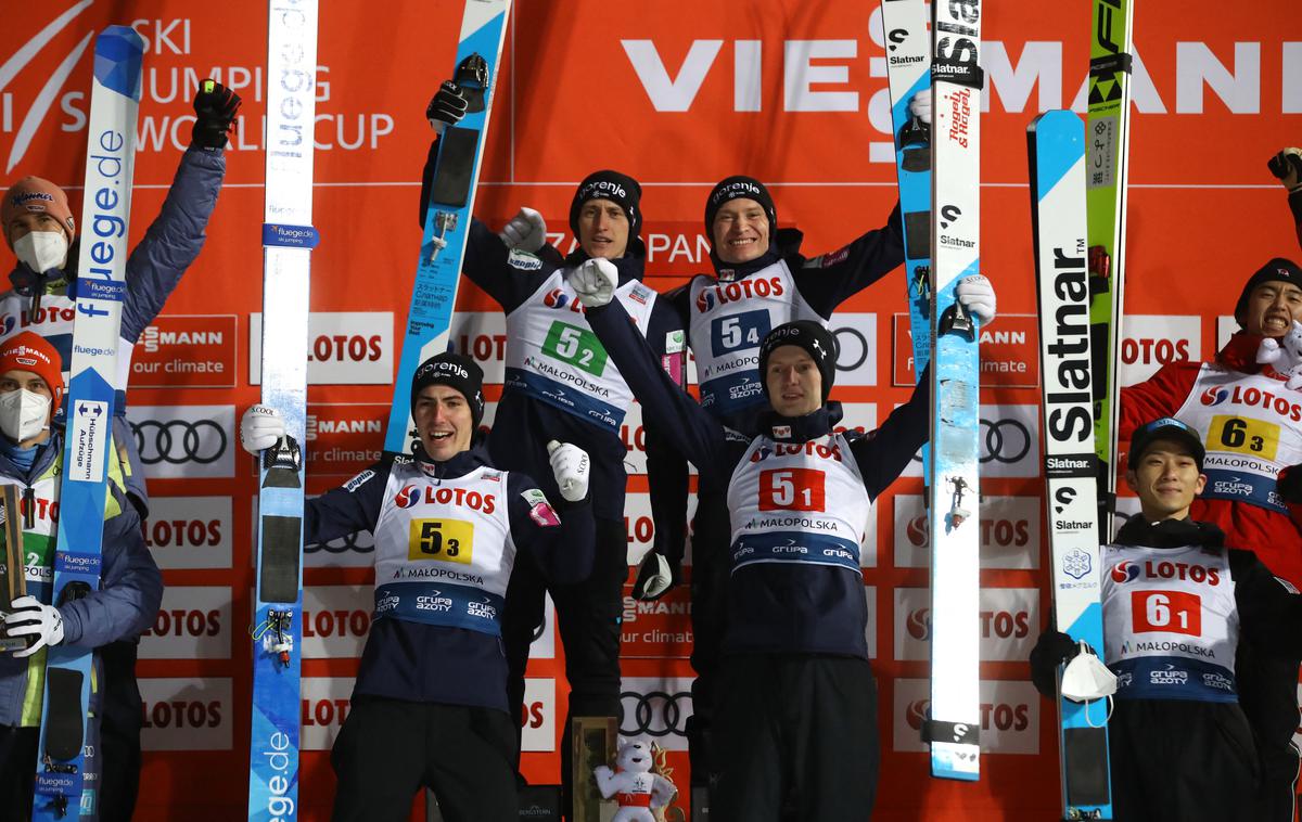 Zakopane zmaga Slovenije Lanišek Prevc Zajc Kos | Lanišek, Peter Prevc, Kos in Zajc so Sloveniji priskakali zmago. | Foto Reuters