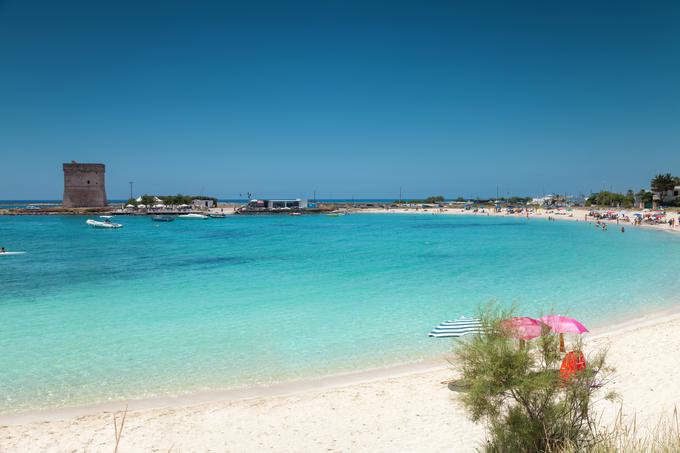 Plaža Torre Lapillo v Italiji je idealna počitniška destinacija za družine z otroki. | Foto: Shutterstock