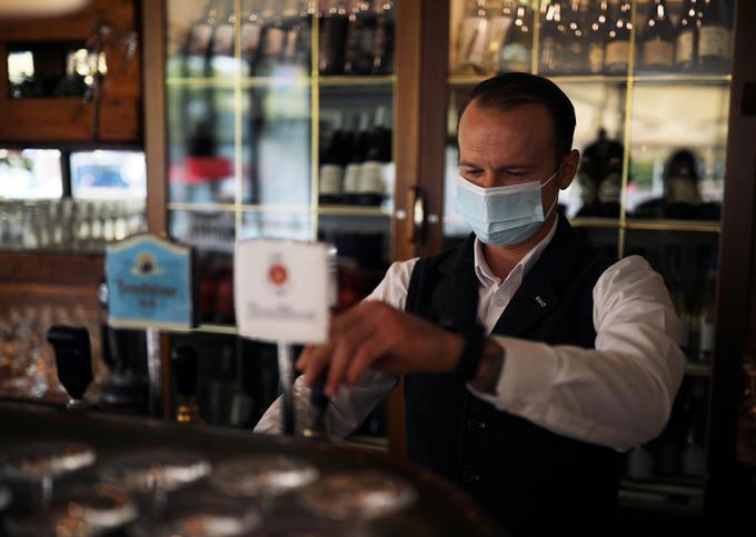 V Nemčiji bodo v ponedeljek morali svoja vrata začasno zapreti bari in restavracije. | Foto: Reuters