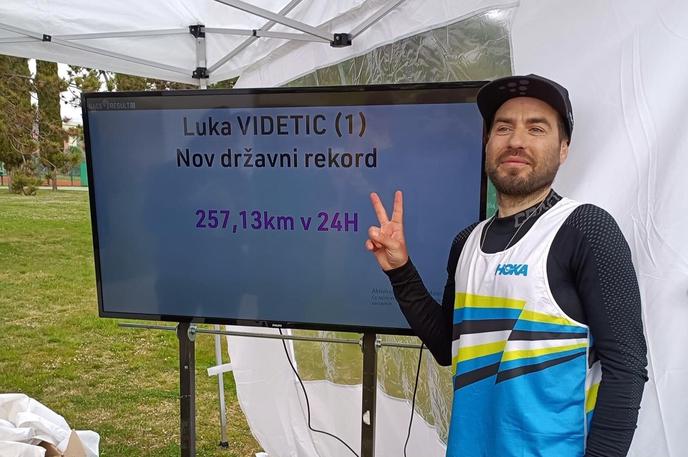 Luka Videtič | Kljub neugodnim vremenskim razmeram ob dežju in vetru je Luki Videtiču uspelo podreti 32 let star državni rekord v teku na 24 ur.. | Foto AKUS