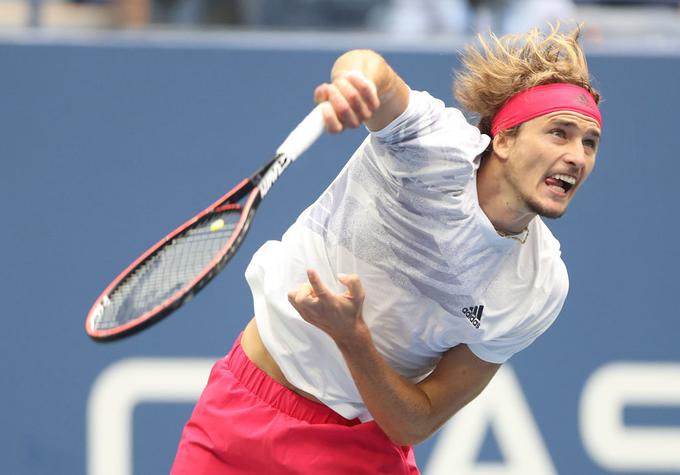 Aleksander Zverev je proti koncu dvoboja delal veliko napak pri izvajanju servisa. | Foto: Gulliver/Getty Images