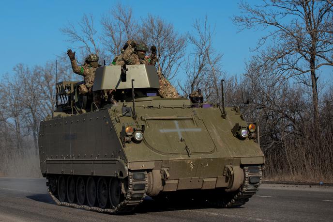 Ukrajina tank | Srbija je sicer obsodila rusko agresijo na Ukrajino, a še vedno ne želi uvesti sankcij proti Rusiji. Bruselj je Beograd med drugim tudi v širitvenem poročilu pozval, naj uskladi svojo zunanjo politiko z EU, kar pomeni tudi pridružitev sankcijam Zahoda proti Rusiji. | Foto Reuters