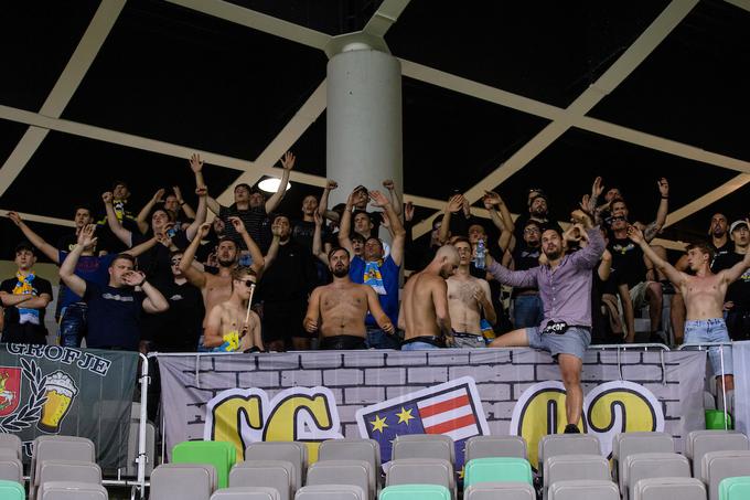 Navijaška skupina Celjski grofje je spremljala dvoboj na jugozahodni strani stadiona. Dvoboj v Ljubljani si je sicer ogledalo 2.167 gledalcev, med katerimi so prevladovali celjski ljubitelji nogometa. | Foto: Matic Klanšek Velej/Sportida