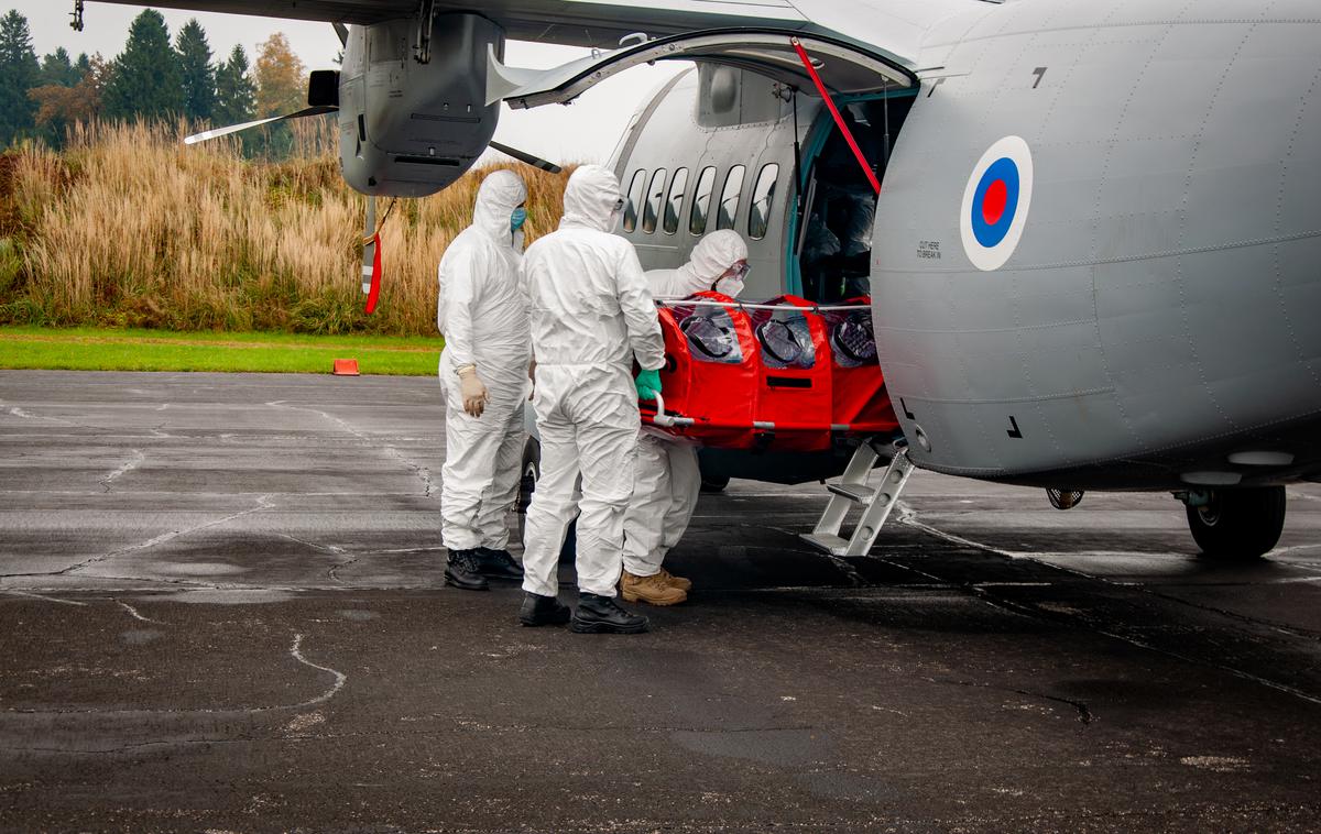 Vojaške vaje Brnik | Slovenska vojska za VIP-prevoze, prevoze tovora in medicinske evakuacije, kot je bila današnja, uporablja letalo turbolet-410. | Foto Gaja Hanuna