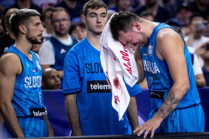 Luka Dončić | Luka Dončić je proti Francozom prejel močan udarec v glavo. | Foto Vid Ponikvar