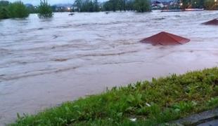 Burja na Krku prevračala avtodome in prikolice, šestletnik v BiH padel v potok #foto #video