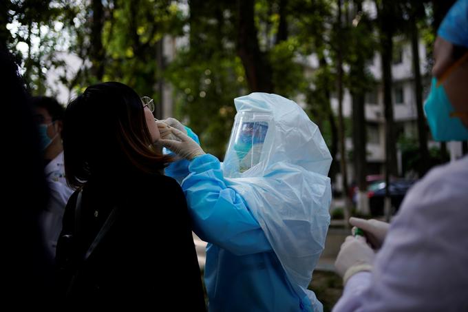 Od lanskega decembra se je novi koronavirus iz Kitajske hitro in množično razširil po svetu. Do zdaj je z novim koronavirusom okuženih že 2,6 milijona ljudi po svetu, umrlo pa je več kot 180 tisoč ljudi. | Foto: Reuters