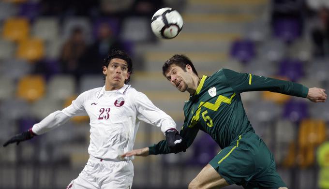 Ko je Slovenija 3. marca 2010 v Ljudskem vrtu Katar premagala s 4:1, je bil pomemben člen njene obrambe Boštjan Cesar, zdajšnji pomočnik selektorja Matjaža Keka. Ljubljančan se je na omenjeni tekmi vpisal tudi med strelce. | Foto: Reuters