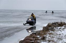 Kanada: z motornimi sanmi na zaledenelo jezero, en mrtev, več pogrešanih #video