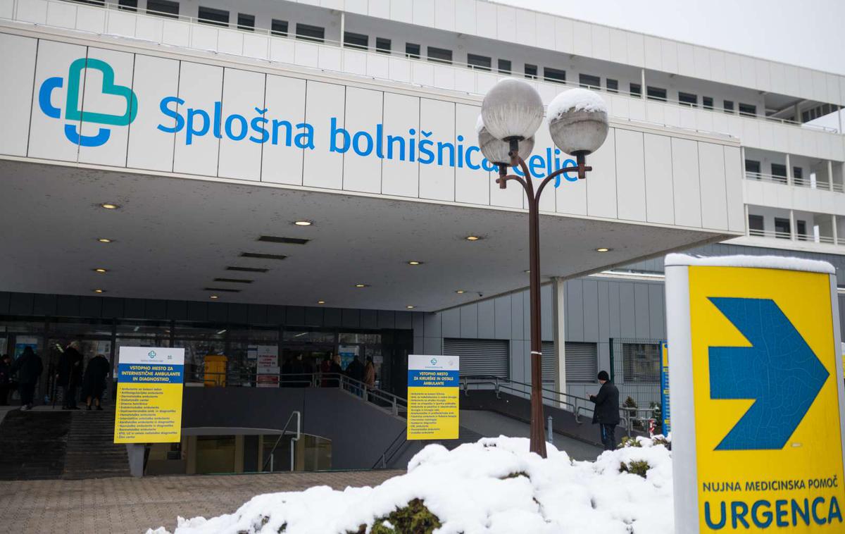 SB Celje | Enega od spremljevalcev bolnega otroka je čakanje tako razburilo, da je z brco v vrata nasilno vstopil v ambulanto pediatričnega urgentnega centra in s kričanjem verbalno napadel osebje ter zahteval takojšnjo obravnavo. | Foto STA