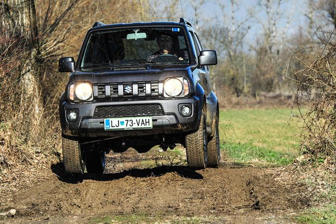 Jimny ni tako oglato oblikovan kot predhodnik samuraj, je pa ravno prav zaobljen, da izžareva popolno terensko poreklo. | Foto: Gašper Pirman