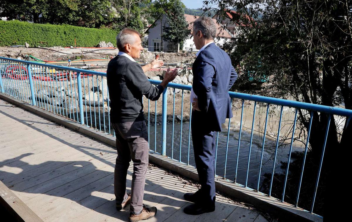 Robert Golob, poplave | Srečanje predsednika vlade Roberta Goloba z županom Občine Prevalje Matijo Tasičem ter ogled odprave posledic poplav in obnove vodovoda. | Foto STA