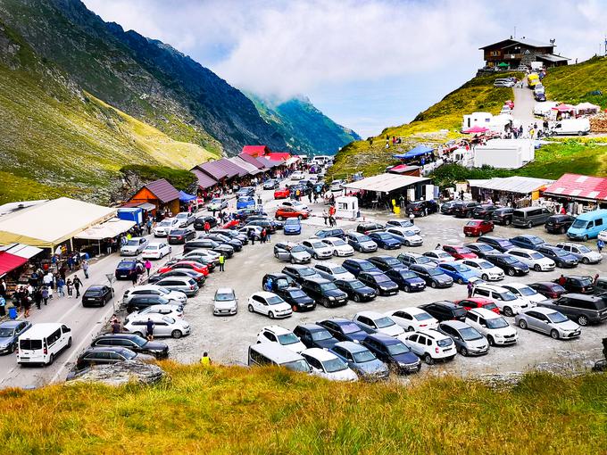 Ob koncih tedna je gneča na vrhu prelaza precejšnja in prav nič ni narobe, če avtomobil obiskovalec parkira že kak kilometer pod prelazom. | Foto: Gregor Pavšič