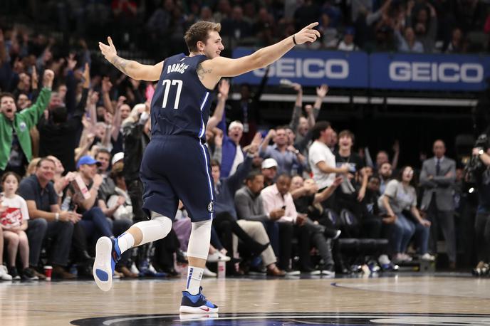 Luka Dončić veselje zmaga | Luka Dončić je z Dallasom zmagal še devetič na zadnjih desetih srečanjih. | Foto Reuters