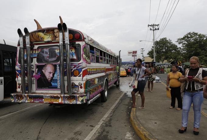 Tudi britanski igralec akcijskih filmov Jason Statham je očitno dovolj vznemiril nekega umetnika, da ga je upodobil na enem od rdečih vragov. | Foto: Reuters