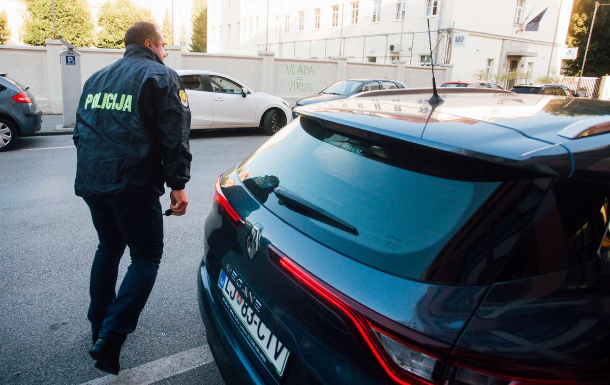 NPU | Pri izvajanju hišnih preiskav in ostalih aktivnostih po pojasnilih policije sodeluje skupno 51 preiskovalcev NPU in 38 kriminalistov s policijskih uprav Ljubljana, Novo mesto in Nova Gorica. | Foto STA