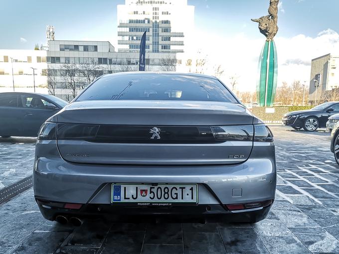 Zadaj so na voljo dvoji žarometi. Osnovni in doplačilni prilagodljivi, oboji so v tehniki LED. | Foto: Gašper Pirman