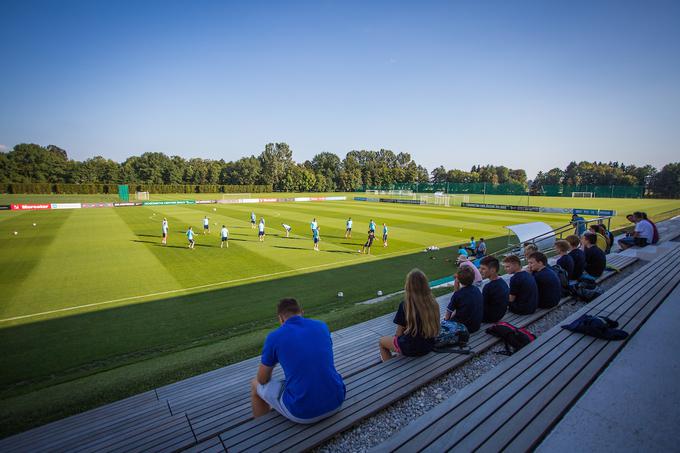 Na tribuni je bilo nekaj radovednežev. | Foto: Žiga Zupan/Sportida