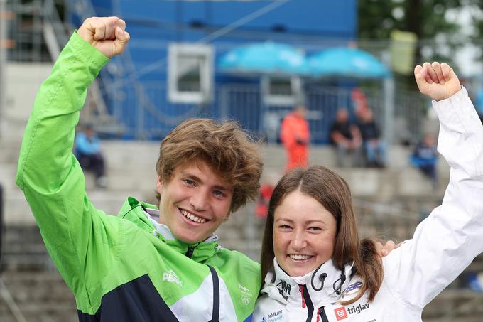 Eva Alina Hočevar v družbi svojega brata Žige Lina Hočevarja, ki prav tako tekmuje na EP v Tacnu. | Foto: www.alesfevzer.com