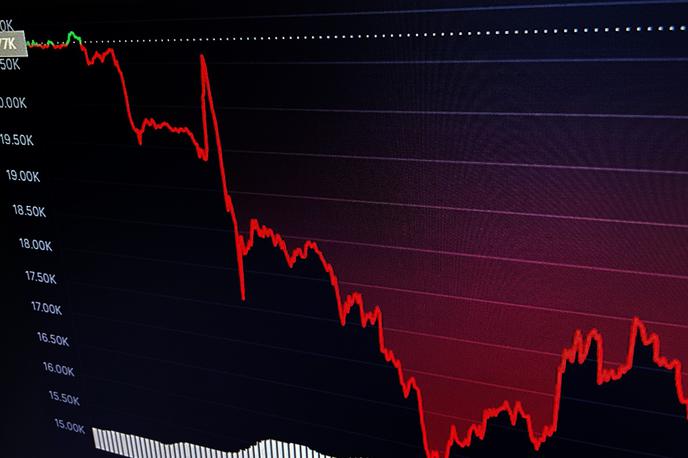 Bitcoin | Cena kriptovalute bitcoin je v zadnjih sedmih dneh strmoglavila za okrog 20 odstotkov in dosegla najnižjo vrednost v zadnjih dveh letih. Mnoge druge kriptovalute so doživele še hujši masaker, med bolj znanimi pa izstopa solana, ki je v zadnjem tednu izgubila kar 55 odstotkov vrednosti. | Foto Matic Tomšič