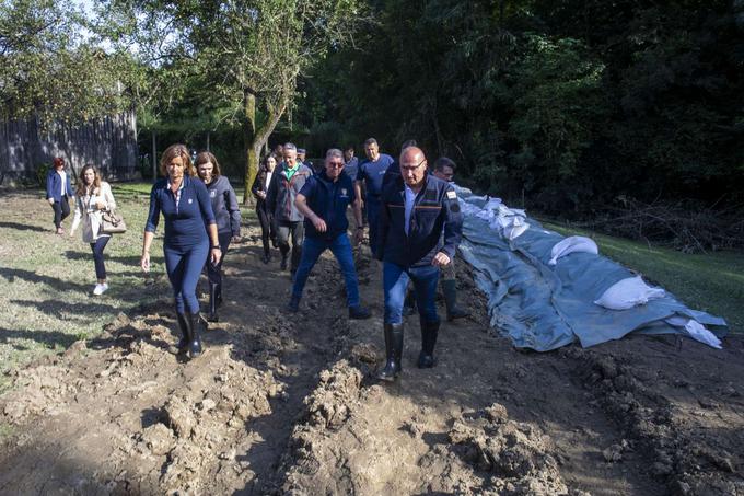 Zunanja ministrica Tanja Fajon ter minister za kohezijo in regionalni razvoj Aleksander Jevšek sta si danes skupaj s hrvaškim zunanjim ministrom Gordanom Grlićem Radmanom ogledala poplavljena območja v Pomurju. | Foto: Matic Prevc/STA