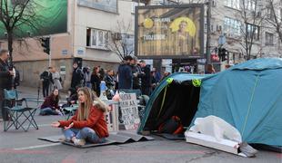 Aktivisti v Beogradu začeli 24-urno blokado #foto #video