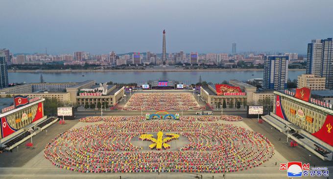 Petkovo praznovanje je bilo v znamenju zgolj civilne parade.  | Foto: Reuters