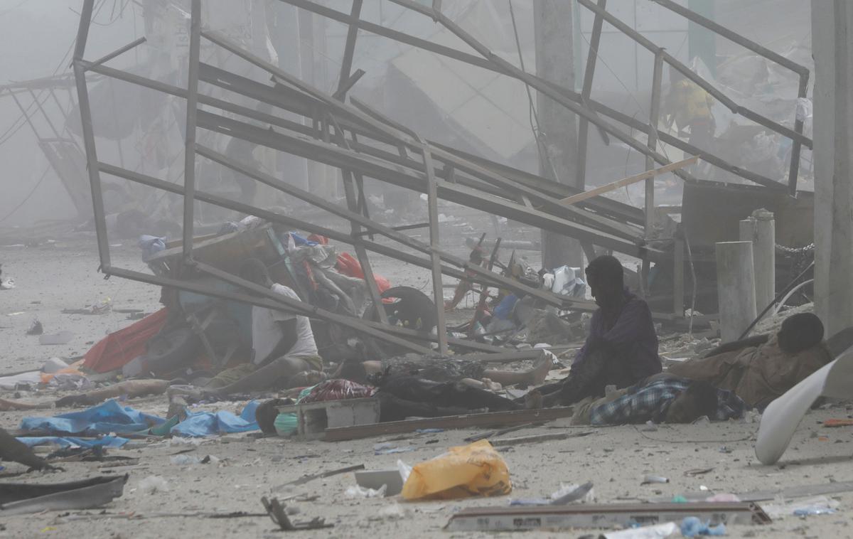 Mogadiš | Napad se je zgodil na istem križišču, na katerem je oktobra 2014 eksplozija tovornjaka bombe ubila več kot 500 ljudi.  | Foto Reuters