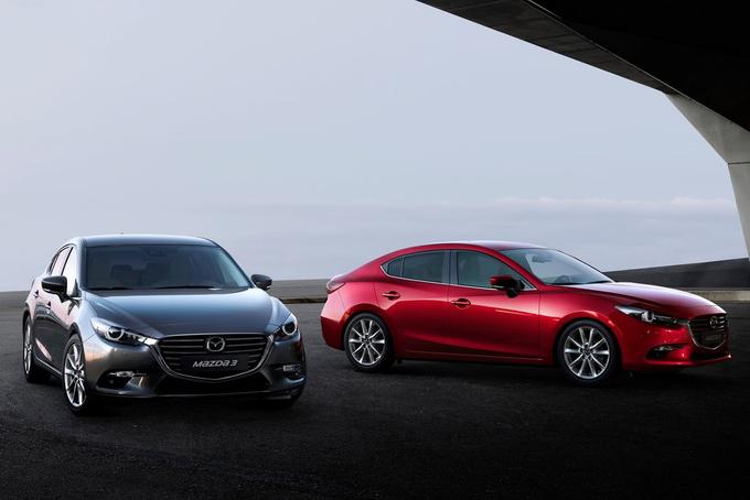 Mazda tudi pri modelu mazda 3 opušča ksenonske luči in uvaja adaptivne žaromete, ki so serijski del opreme revolution top. Vsak žaromet s po štirimi prameni osvetljuje površino pred vozilom. Od srečanju in vožnjo za vozilom se izključi tisti pramen, ki bi sicer slepil nasprotivozečega voznika oziroma spredaj vozečega v vzvratnem ogledalu. | Foto: Mazda