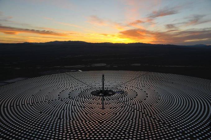 Oktobra 2016 se je v elektrarni zgodila še resna okvara opreme - odkrili so, da je puščal rezervoar s staljeno soljo. Crescent Dunes zaradi tega ni deloval kar osem mesecev do julija 2017.  | Foto: SolarReserve