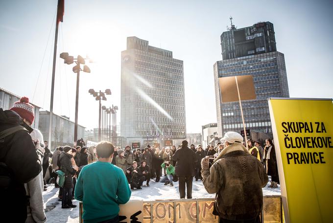 V znak protesta proti predlaganim spremembam Zakona o tujcih se je danes več ljudi zbralo pred državnim zborom in bralo begunske zgodbe iz Slovenije in drugod. Ob najavi dogodka so v Amnesty International Slovenije zapisali, da želijo "poslankam in poslancem, pa tudi širši javnosti, sporočiti, komu bo Slovenija s sprejemom zakona odrekla pomoč".  | Foto: Vid Ponikvar