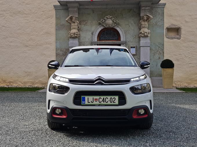 C4 cactus je z dimenzijskim prirastkom in povečano uporabnostjo postal tekmec golfa, megana in preostalih kombilimuzin. | Foto: Gašper Pirman