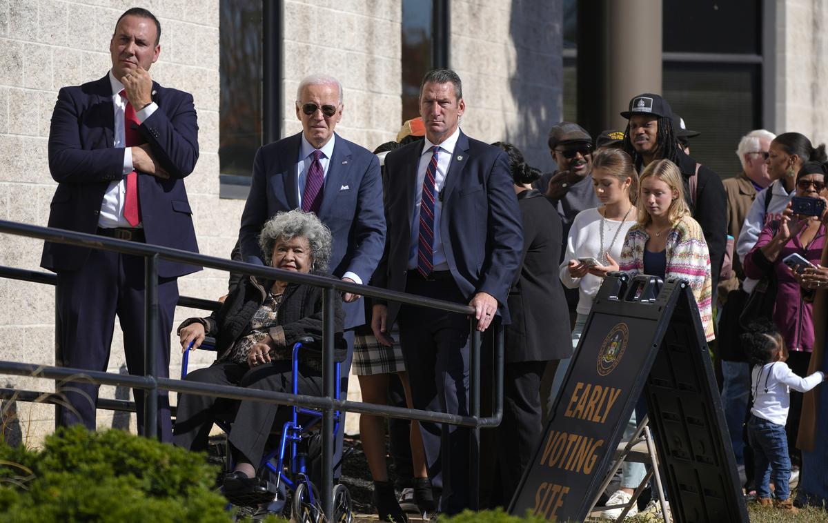 Joe Biden | Joe Biden je danes predčasno volil. Stal je v vrsti in pri tem še pomagal ženski na invalidskem vozičku. | Foto Guliverimage