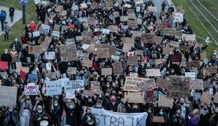 Poljska: protesti proti omejitvi splava ne pojenjajo