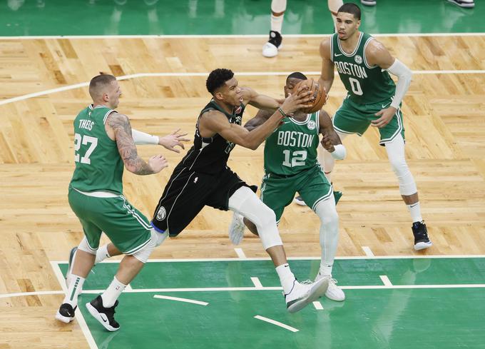 Giannis Antetokounmpo je k četrti zaporedni zmagi Milwaukeeja prispeval 30 točk. | Foto: Reuters