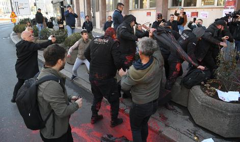 Nov incident v Beogradu: varnostnike obmetavali z jajci, ti nad protestnike s solzivci #video