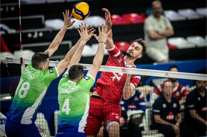 slovenska odbojkarska reprezentanca : Francija, liga narodov | Slovenski odbojkarji so dosegli novo zmago v ligi narodov, s 3:1 so premagali olimpijske prvake Francoze. | Foto VolleyballWorld